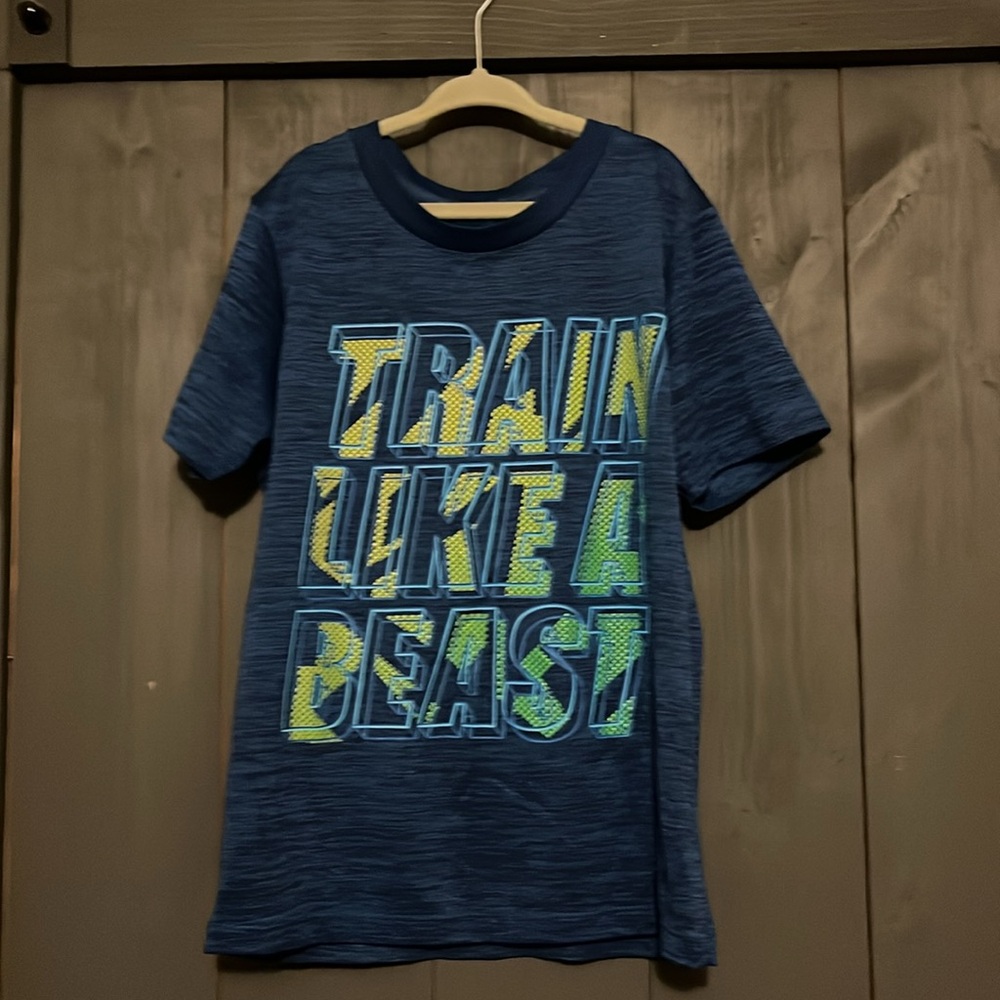 Tek Gear boys size small short sleeve shirt